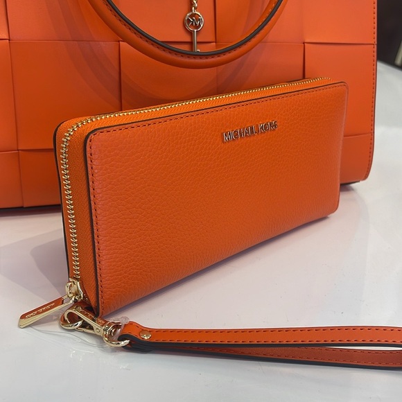 MICHAEL KORS
Jet Set Travel Large Pebbled Leather Wristlet Wallet Phone Holder - Picture 1 of 16